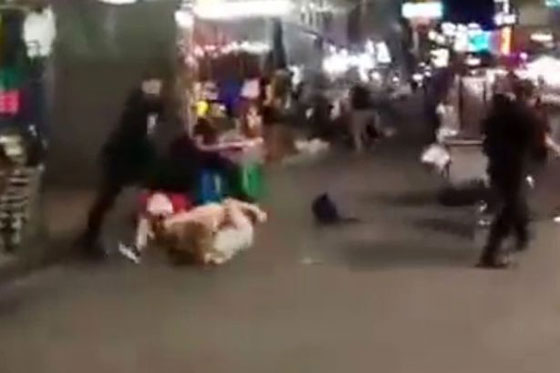 فيديو مروع.. اعتداء عنيف على سائحين بريطانيين في منتجع بتايلاند صورة رقم 3