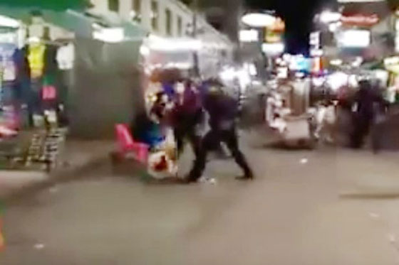 فيديو مروع.. اعتداء عنيف على سائحين بريطانيين في منتجع بتايلاند صورة رقم 4