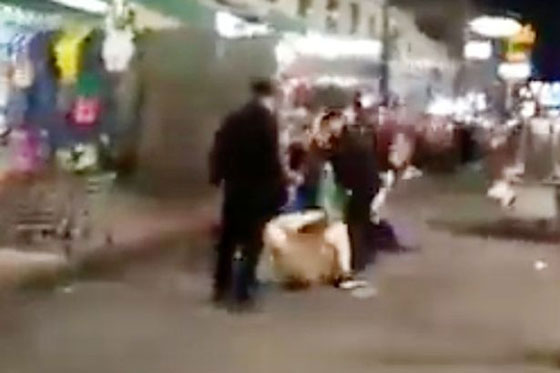 فيديو مروع.. اعتداء عنيف على سائحين بريطانيين في منتجع بتايلاند صورة رقم 5