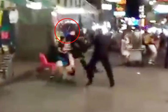 فيديو مروع.. اعتداء عنيف على سائحين بريطانيين في منتجع بتايلاند صورة رقم 2