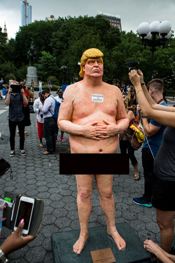 تمثال دونالد ترامب كما ولدته امه يثير الدهشة في حدائق عامة بامريكا! صورة رقم 3