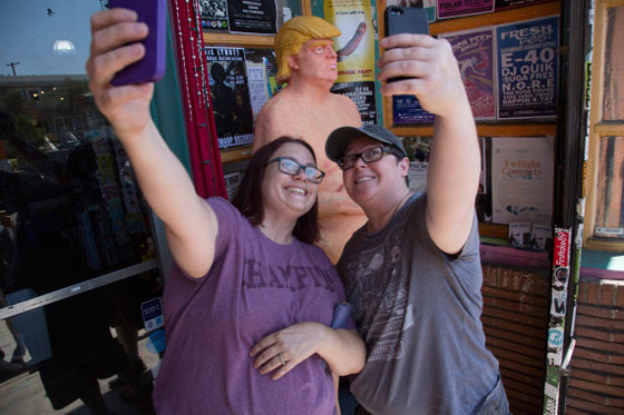 تمثال دونالد ترامب كما ولدته امه يثير الدهشة في حدائق عامة بامريكا! صورة رقم 2