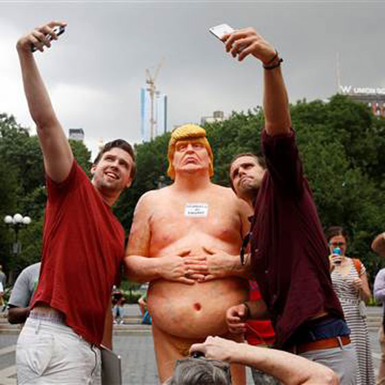 تمثال دونالد ترامب كما ولدته امه يثير الدهشة في حدائق عامة بامريكا! صورة رقم 6