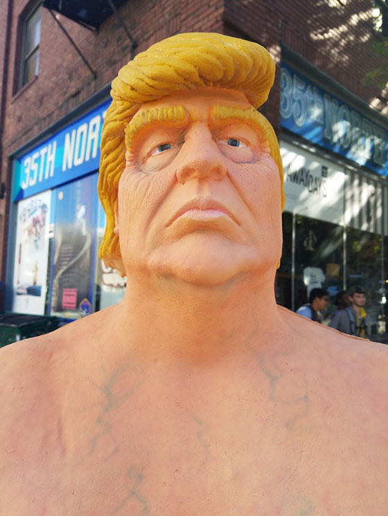 تمثال دونالد ترامب كما ولدته امه يثير الدهشة في حدائق عامة بامريكا! صورة رقم 9