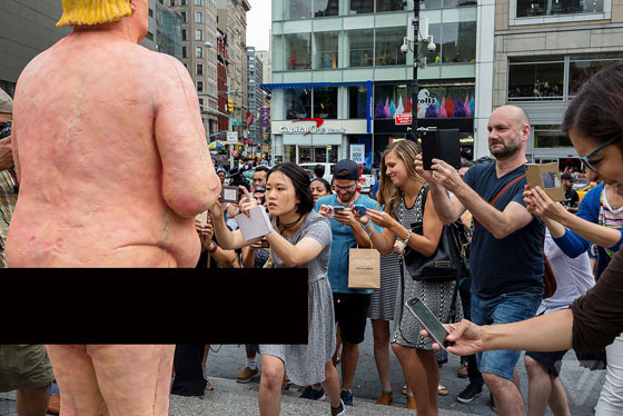 تمثال دونالد ترامب كما ولدته امه يثير الدهشة في حدائق عامة بامريكا! صورة رقم 10