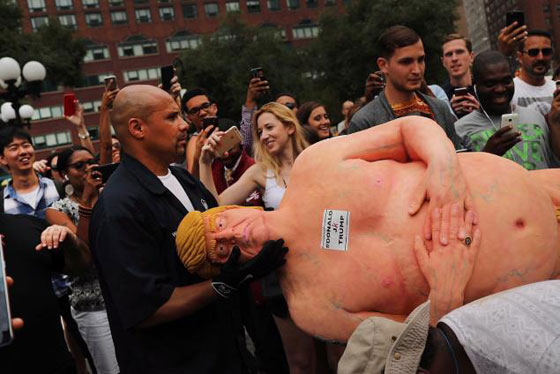 تمثال دونالد ترامب كما ولدته امه يثير الدهشة في حدائق عامة بامريكا! صورة رقم 11