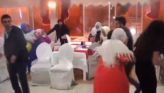 فيديو مثير.. انفجار بالقرب من قاعة افراح في تركيا يزعزع اركانها صورة رقم 1