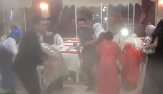 فيديو مثير.. انفجار بالقرب من قاعة افراح في تركيا يزعزع اركانها صورة رقم 4