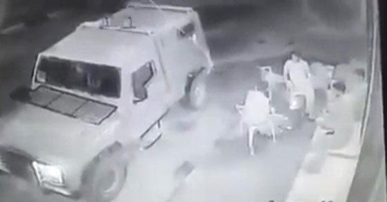 فيديو مروع.. جنود الاحتلال الهمجيون يلقون قنبلة على شبان فلسطينيين صورة رقم 1