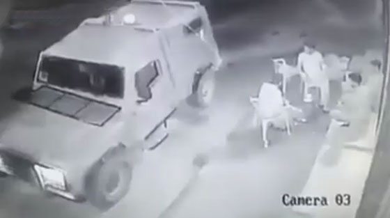 فيديو مروع.. جنود الاحتلال الهمجيون يلقون قنبلة على شبان فلسطينيين صورة رقم 3