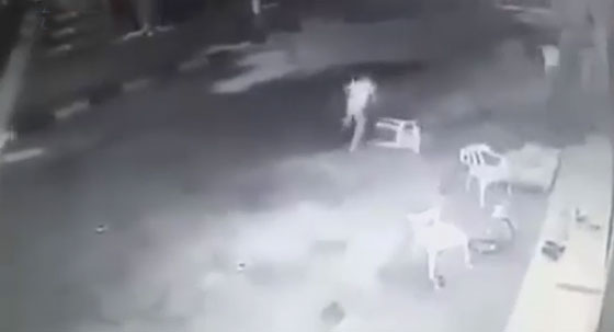 فيديو مروع.. جنود الاحتلال الهمجيون يلقون قنبلة على شبان فلسطينيين صورة رقم 5