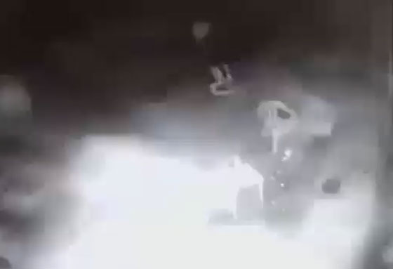 فيديو مروع.. جنود الاحتلال الهمجيون يلقون قنبلة على شبان فلسطينيين صورة رقم 6