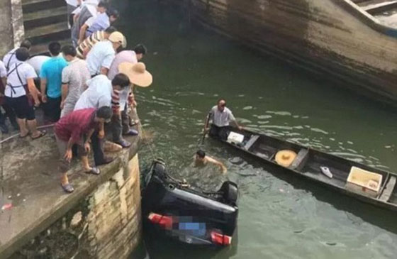  فتاة ترتكب خطأ اثناء تعلم القيادة فتقتل نفسها ووالدها وصديقها.. فيديو صورة رقم 1