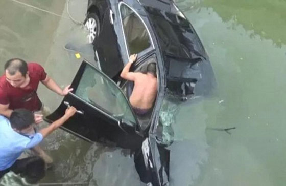  فتاة ترتكب خطأ اثناء تعلم القيادة فتقتل نفسها ووالدها وصديقها.. فيديو صورة رقم 3