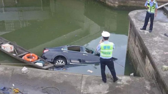  فتاة ترتكب خطأ اثناء تعلم القيادة فتقتل نفسها ووالدها وصديقها.. فيديو صورة رقم 4