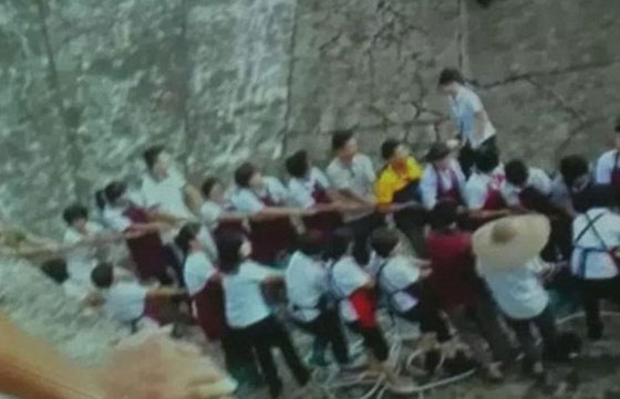  فتاة ترتكب خطأ اثناء تعلم القيادة فتقتل نفسها ووالدها وصديقها.. فيديو صورة رقم 6