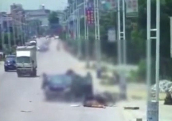 فيديو مروع.. سيارة تصطدم بدراجتين ناريتين واشلاء تتطاير في الهواء صورة رقم 1