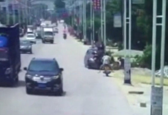 فيديو مروع.. سيارة تصطدم بدراجتين ناريتين واشلاء تتطاير في الهواء صورة رقم 2