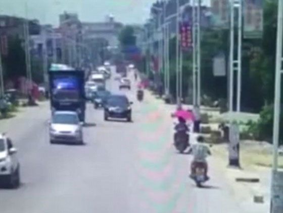 فيديو مروع.. سيارة تصطدم بدراجتين ناريتين واشلاء تتطاير في الهواء صورة رقم 3