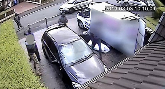 خمسة مسلحين ملثمين يهاجمون رجلا وزوجته ويسرقونهما.. فيديو صورة رقم 1 خمسة مسلحين ملثمين يهاجمون رجلا وزوجته ويسرقونهما.. فيديو صورة رقم 1