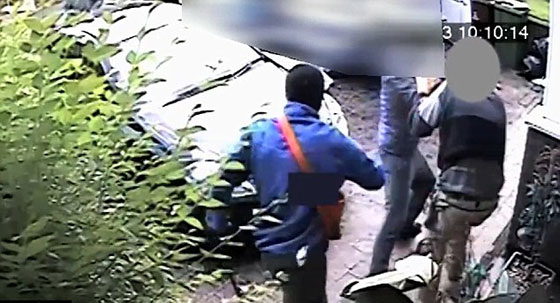 خمسة مسلحين ملثمين يهاجمون رجلا وزوجته ويسرقونهما.. فيديو صورة رقم 2 خمسة مسلحين ملثمين يهاجمون رجلا وزوجته ويسرقونهما.. فيديو صورة رقم 2