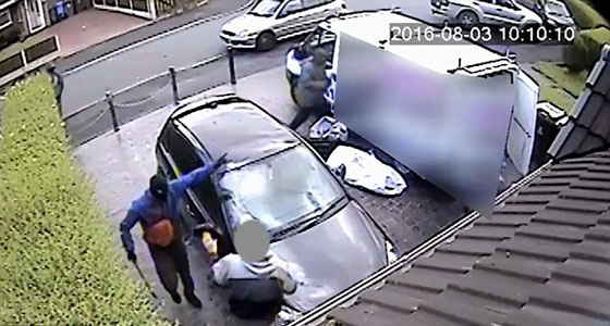 خمسة مسلحين ملثمين يهاجمون رجلا وزوجته ويسرقونهما.. فيديو صورة رقم 3 خمسة مسلحين ملثمين يهاجمون رجلا وزوجته ويسرقونهما.. فيديو صورة رقم 3