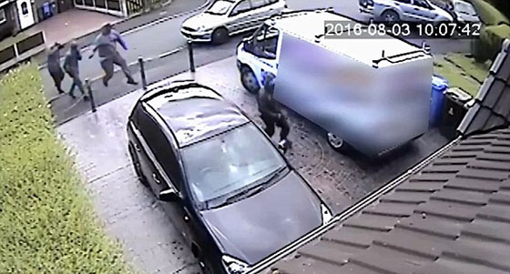 خمسة مسلحين ملثمين يهاجمون رجلا وزوجته ويسرقونهما.. فيديو صورة رقم 4 خمسة مسلحين ملثمين يهاجمون رجلا وزوجته ويسرقونهما.. فيديو صورة رقم 4