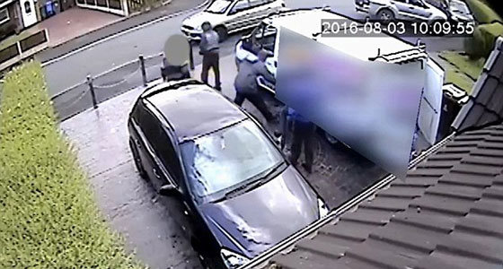 خمسة مسلحين ملثمين يهاجمون رجلا وزوجته ويسرقونهما.. فيديو صورة رقم 5 خمسة مسلحين ملثمين يهاجمون رجلا وزوجته ويسرقونهما.. فيديو صورة رقم 5