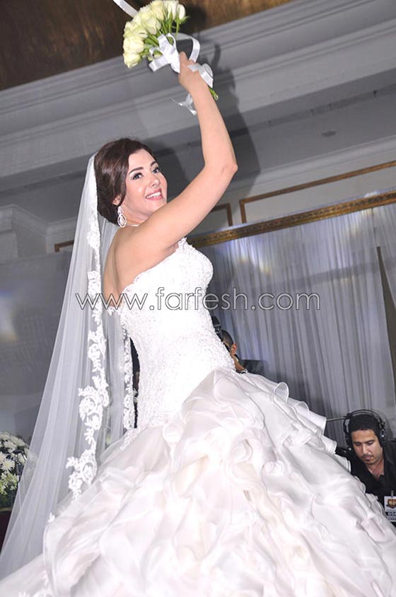 صور اجمل 25 فستان زفاف ارتدته النجمات بين الجريء والكلاسيكي صورة رقم 10