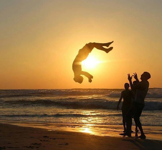 صور شباب القطاع يباغتون غزة وشواطئها بهواتفهم الجوالة صورة رقم 4