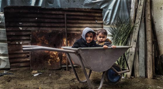 صور شباب القطاع يباغتون غزة وشواطئها بهواتفهم الجوالة صورة رقم 3