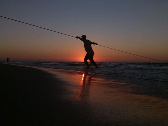 صور شباب القطاع يباغتون غزة وشواطئها بهواتفهم الجوالة صورة رقم 1