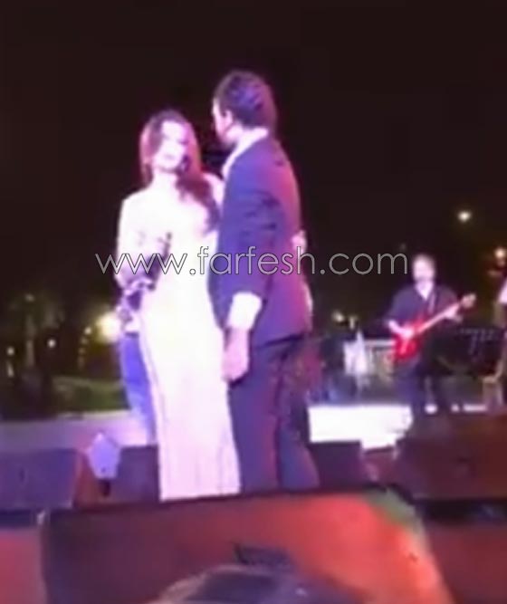 فيديو هيفاء تعانق احد معجبيها على المسرح فيركع طالبا الزواج منها صورة رقم 2