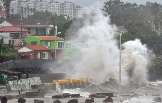 اعصاران يطرقان ابواب اليابان بقوة هائلة صورة رقم 2