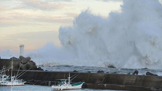 اعصاران يطرقان ابواب اليابان بقوة هائلة صورة رقم 4