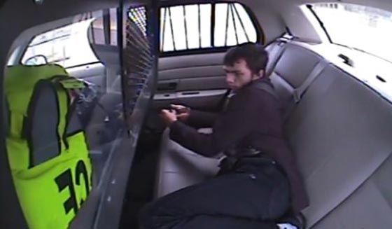 مشتبه ثمل يطير من سيارة الشرطة.. شاهده صورة رقم 1