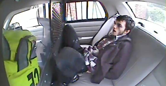 مشتبه ثمل يطير من سيارة الشرطة.. شاهده صورة رقم 2