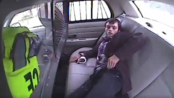 مشتبه ثمل يطير من سيارة الشرطة.. شاهده صورة رقم 3