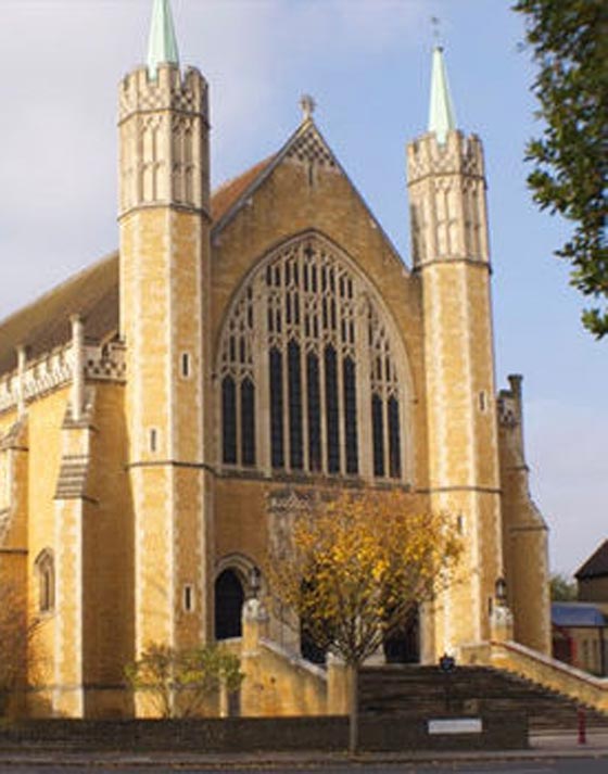  بعد 5 سنوات من الفرار.. اعتقال كاهن متهم باغتصاب اطفال صورة رقم 2