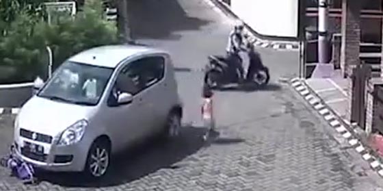  فيديو صادم.. سيارة تدوس طفلة فتنهض من تحتها وكأن شيئا لم يكن! صورة رقم 1