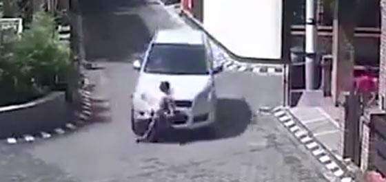  فيديو صادم.. سيارة تدوس طفلة فتنهض من تحتها وكأن شيئا لم يكن! صورة رقم 2