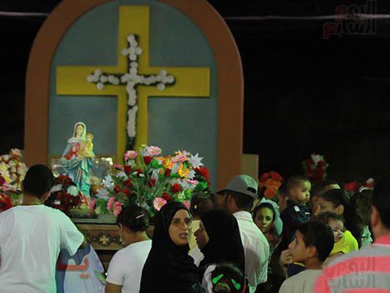 محجبات ومنتقبات يوفين النذور للسيدة العذراء ويتباركن بها في اسيوط صورة رقم 3