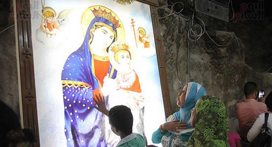 محجبات ومنتقبات يوفين النذور للسيدة العذراء ويتباركن بها في اسيوط صورة رقم 5