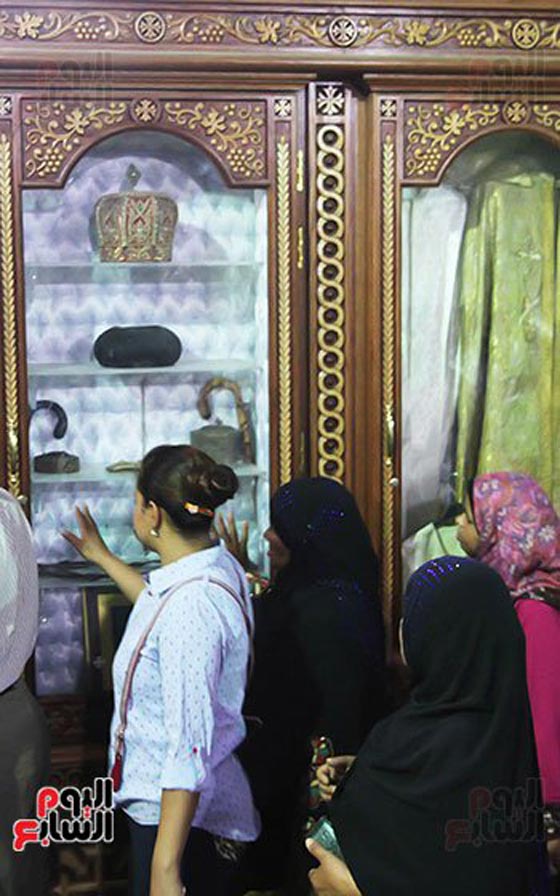 محجبات ومنتقبات يوفين النذور للسيدة العذراء ويتباركن بها في اسيوط صورة رقم 6