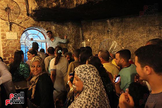 محجبات ومنتقبات يوفين النذور للسيدة العذراء ويتباركن بها في اسيوط صورة رقم 8