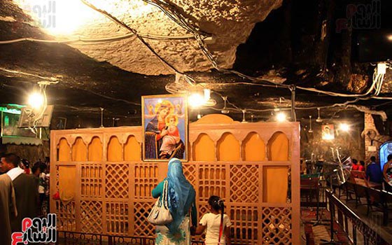 محجبات ومنتقبات يوفين النذور للسيدة العذراء ويتباركن بها في اسيوط صورة رقم 9