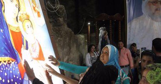 محجبات ومنتقبات يوفين النذور للسيدة العذراء ويتباركن بها في اسيوط صورة رقم 1