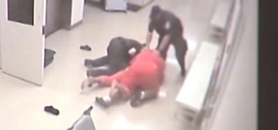  فيديو مثير.. سجين ينقذ شرطيا من هجوم تعرض له من سجين آخر صورة رقم 1