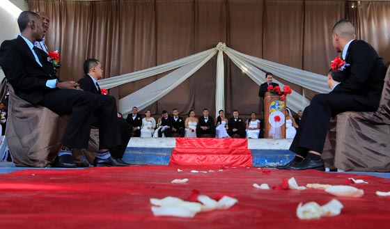 زواج جماعي يجمع 17 سجينا خطيرا بحبيباتهم في كولومبيا.. صور صورة رقم 7