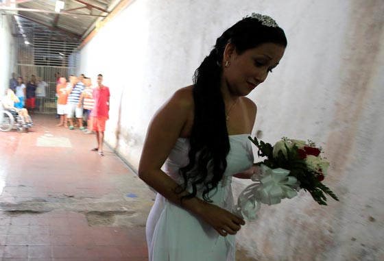 زواج جماعي يجمع 17 سجينا خطيرا بحبيباتهم في كولومبيا.. صور صورة رقم 8